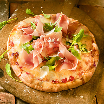 Pizza au prosciutto et aux deux fromages