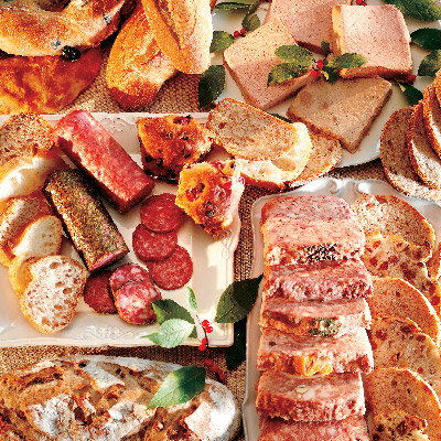 Plateau de terrines, pâtés et salamis