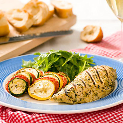 Poitrines de poulet Moutarde de Dijon, tian de légumes et salade framboisée