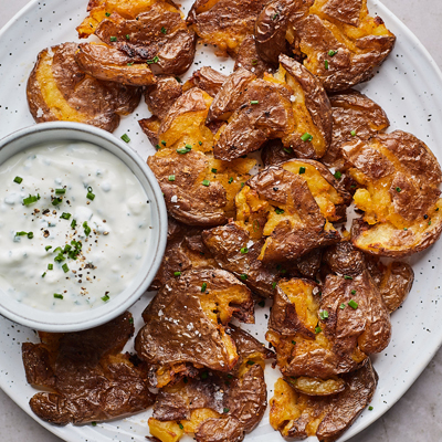 Pommes de terre écrasées croustillantes avec trempette à la crème sûre et ciboulette