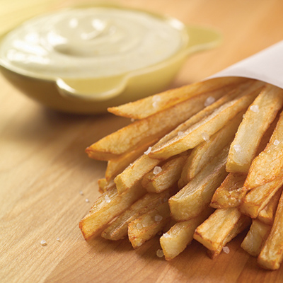 Pommes de terre allumettes avec trempette au cari