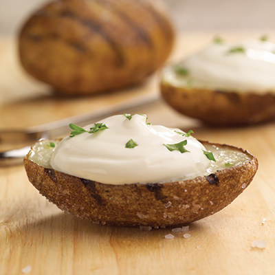 Pommes de terre grillées à la crème fraîche et au cerfeuil