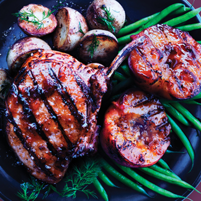 Porc grillé au miel et à l'ail avec pêches