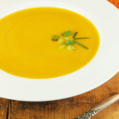 Potage aux légumes racines rôtis et au yogourt grec