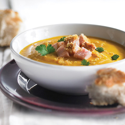 Potage de courge caramélisée garni de porc à la noix de coco et au cari