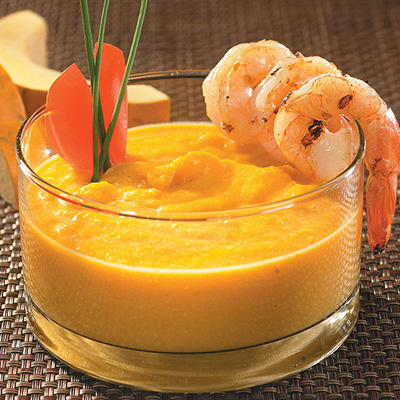 Potage thaï à la citrouille garni de crevettes