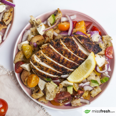 Poulet italien grillé aux herbes avec panzanella d'été