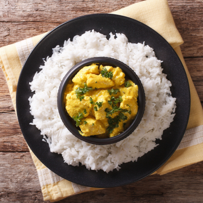 Poulet sauté au lait de coco avec riz basmati à saveur de coriandre et de lime