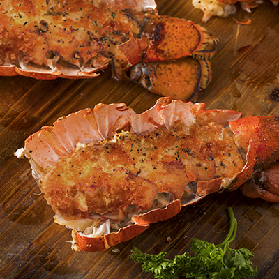 Queues de homard grillées, beurre au gingembre et à la lime