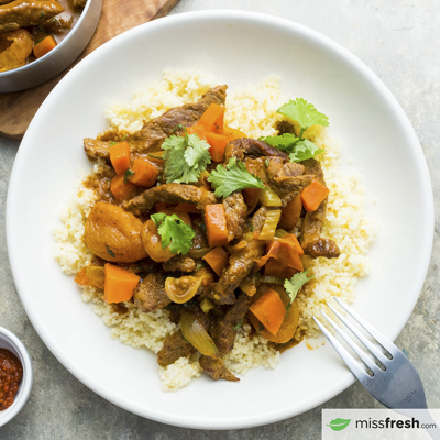 Ragoût de boeuf marocain servi sur un lit de couscous