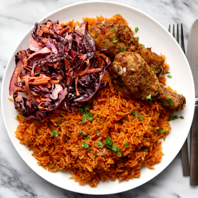 Riz Jollof ghanéen et poulet avec salade de chou