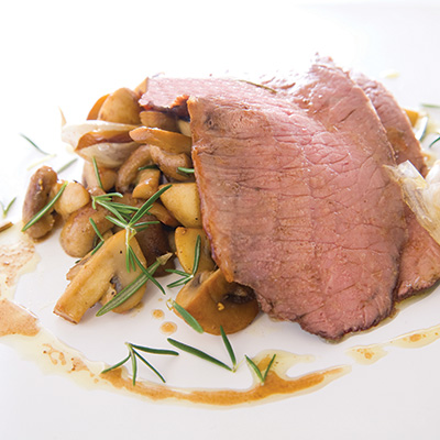 Rosbif de côte d'aloyau avec os et poêlé de champignons de Paris