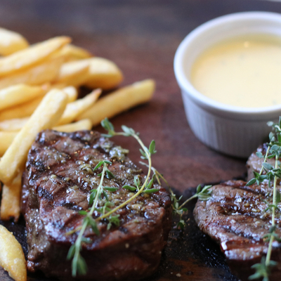 Rosbif de filet de boeuf en croûte de sel et sauce béarnaise au poivre vert