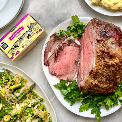 Rôti de côte de bœuf de premier choix avec purée de pommes de terre et jeunes pousses du printemps citronnées