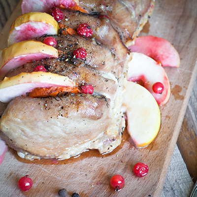 Rôti de palette de porc au cidre doux, pommes et canneberges