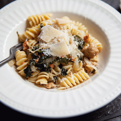 Rotinis, chair de saucisses, oignon, kale et parmesan