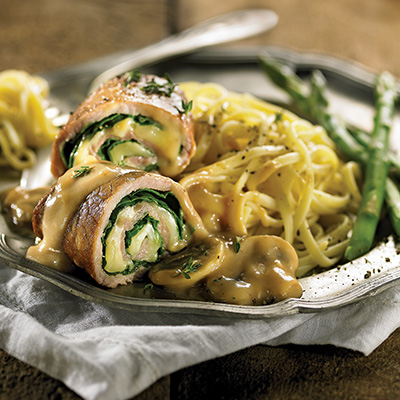 Roulades de veau aux épinards et au Gouda, avec sauce forestière