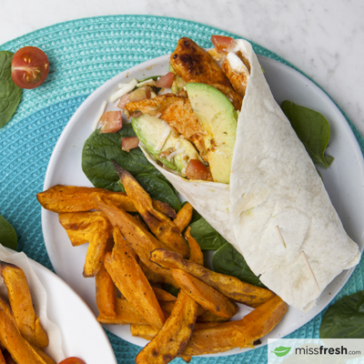 Roulé d'avocat au poulet grillé avec des frites de patates douces