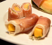 Roulé de prosciutto et fromage à la crème et à la mangue