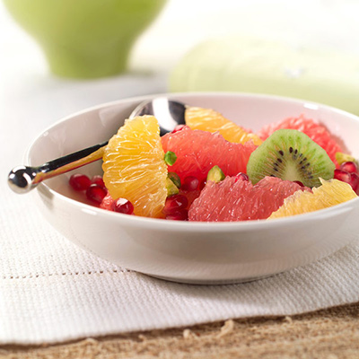 Salade d'agrumes et de kiwis avec graines de grenade et pistaches