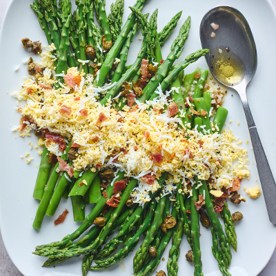 Salade d'asperges avec œuf râpé et câpres