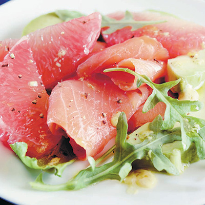 Salade d'avocats, de pomelos et de saumon fumé