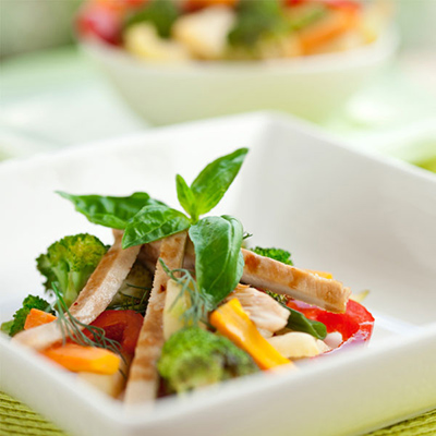 Salade de brocoli croquant au poulet et au fromage ferme