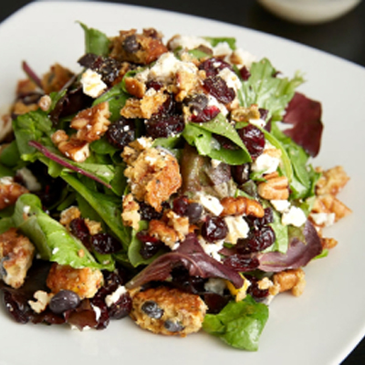 Salade aux canneberges et burgers aux haricots noirs épicés