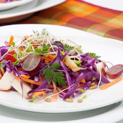 Salade de chou aux raisins rouges