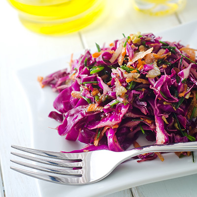 Salade de chou rouge et fromage Raclette, vinaigrette aux noix