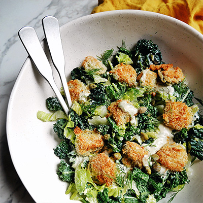 Salade crémeuse au kale et à l'aneth, croûtons de cornichons frits