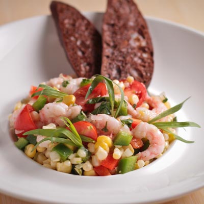 Salade de maïs cru et d'herbes fraîches