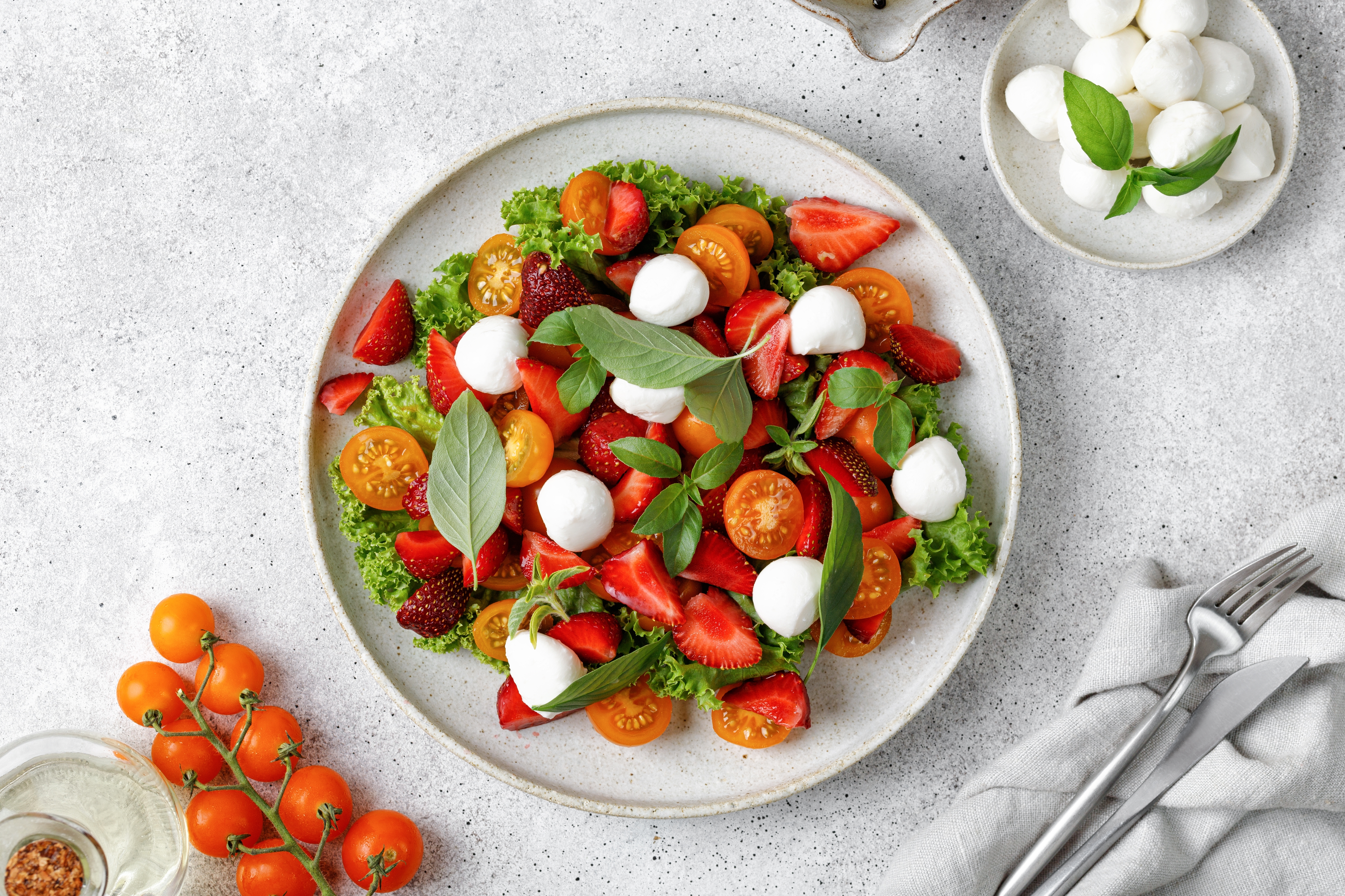 Salade de fraises et bocconcini