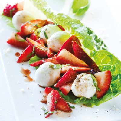 Salade de fraises et bocconcini