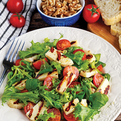 Savoureuse salade de légumes et de fromage grillés