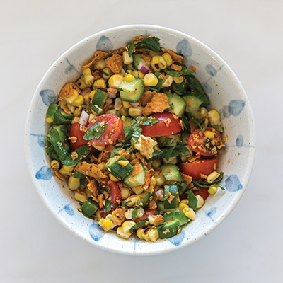 Salade de maïs grillé et herbes fraîches