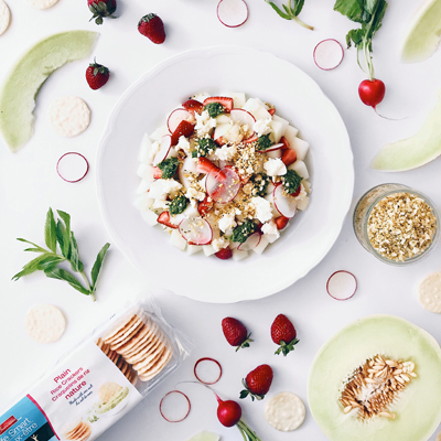 Salade de melon de miel, fraises, radis, mozzarella fraîche, menthe et crumble de craquelins de riz