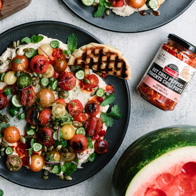 Salade de melon d'eau grillé et de tomates avec piments forts Irresistibles