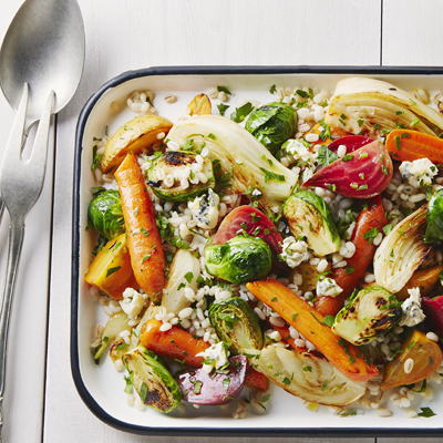 Salade d'orge perlé avec des légumes rôtis et du gorgonzola