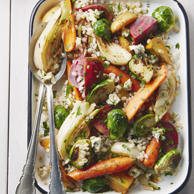 Salade d’orge perlé avec des légumes rôtis et du gorgonzola