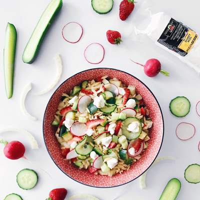 Salade d’orzo aux concombres marinés, fraises, fenouil, radis et chèvre au miel