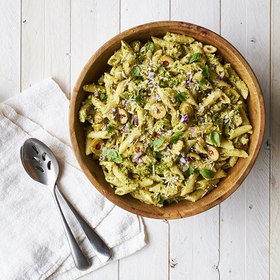 Salade de pâtes au pesto d'asperges avec pistaches, olives et parmesan