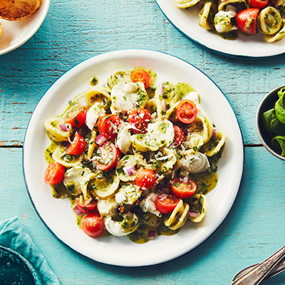 Tomato and Mozzarella Pesto Pasta Salad