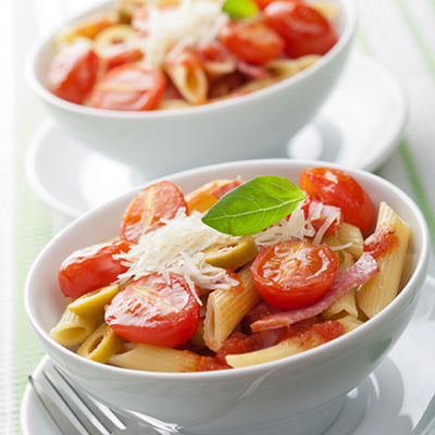 Salade de penne aux tomates cerises et salami