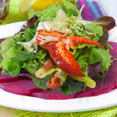 Salade de pinces de homard, poires et betteraves