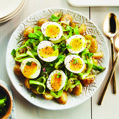 Salade de pommes de terre et d’asperges émincées avec œufs à la coque