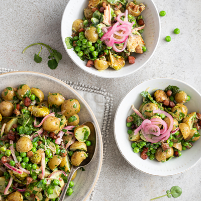 Salade de pommes de terre aux choux de Bruxelles, cari et pancetta