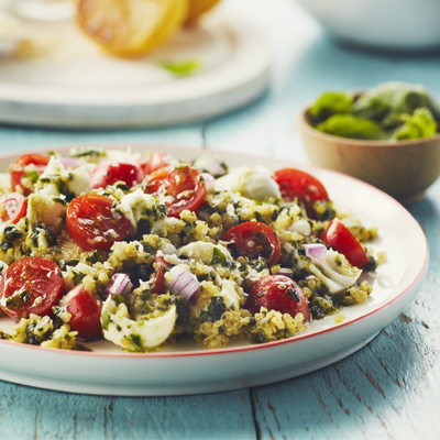 Salade de quinoa au pesto, aux tomates et à la mozzarella