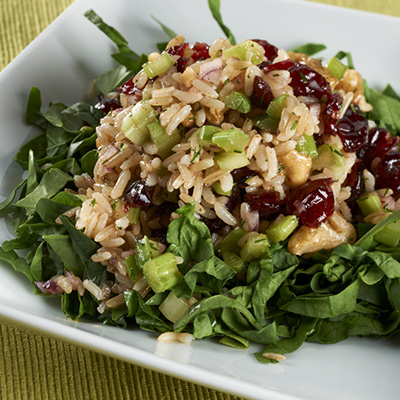 Salade de riz brun et de riz sauvage aux noix de Grenoble et aux canneberges séchées