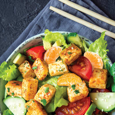 Salade romaine au tofu, légumes et clémentines